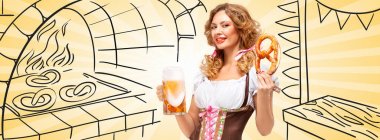 Cips ve bira kupa yarım yamalak simit fırında fırın arka planda tutan bir geleneksel Bavyera elbise dirndl giyen güzel seksi Oktoberfest kadın. Facebook boyutu formatı.