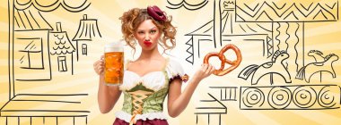 Güzel seksi Oktoberfest garson bir simit ve bira kupa tutarak ve hor palyaçoluk yarım yamalak atlıkarınca arka plan üzerinde yapma geleneksel Bavyera elbise dirndl giyiyor. Facebook boyutu formatı.