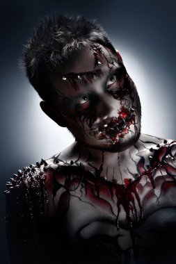 deldi halloween korkunç bir portresini demirlemek kanlı vücut sanatı ile.