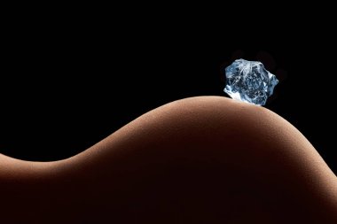 Ice cube holded parmaklar dudakların doğru yol içinde bir fotoğraf.