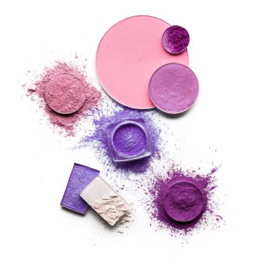 Beyaz arkaplanda kozmetik örneklerinin yaratıcı konsept fotoğrafı.