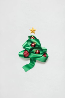 Şerit kahverengi zemin üzerinde yaratıcı konsept fotoğraf Noel ağacının yapılmış.