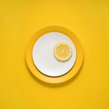 Mutfak eşyaları, Sarı zemin üzerine üzerine gıda ile boyalı plaka fotoğrafı yaratıcı kavramı.