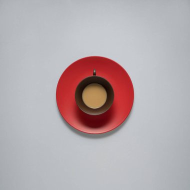 Mutfak eşyaları, gri arka plan üzerine gıda boyalı plaka fotoğrafı yaratıcı kavramı.