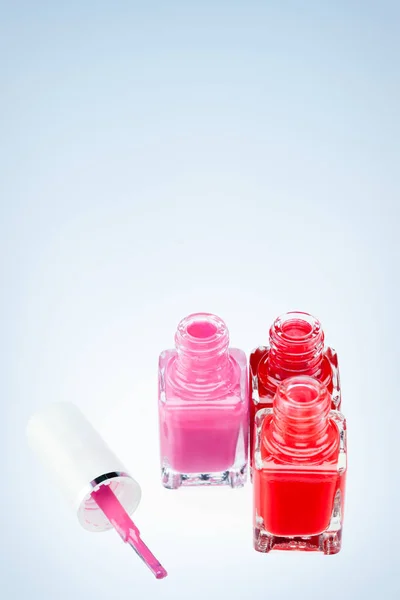 Tre Öppna Nagellack Flaskor Olika Färger Vit Yta Med Rosa — Stockfoto