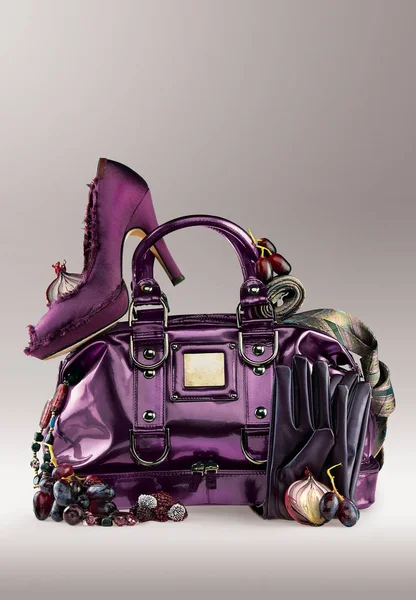 紫罗兰色鞋上包有珠宝和手套 — 图库照片