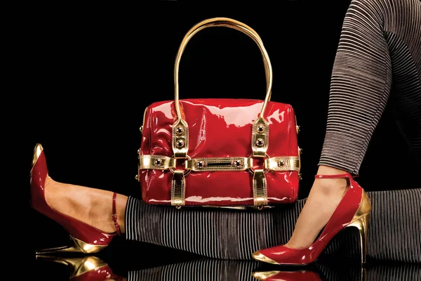 Eine Nahaufnahme Einer Schicken Roten Handtasche Zusammen Mit Sexy Weiblichen — Stockfoto