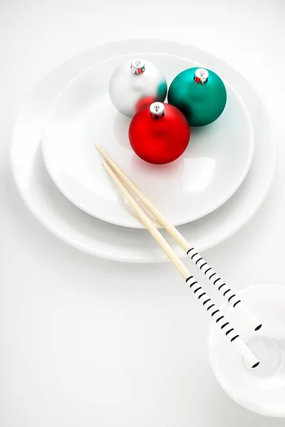 Prato Criativo Menu Restaurante Sushi Japonês Decorado Com Bolas Natal — Fotografia de Stock