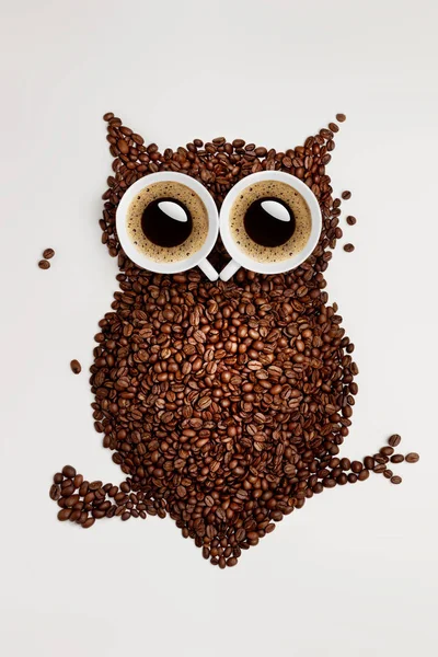 Rolig Uggla Rostade Kaffebönor Och Två Koppar — Stockfoto