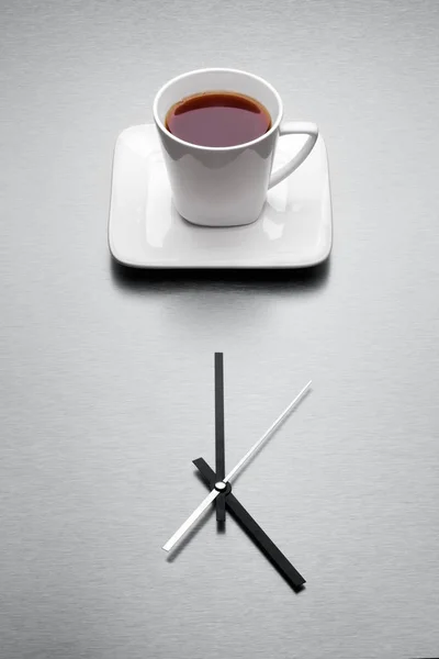 Beyaz Kupa Çay Ile Minimalist Saatin Üzerine Dolu — Stok fotoğraf