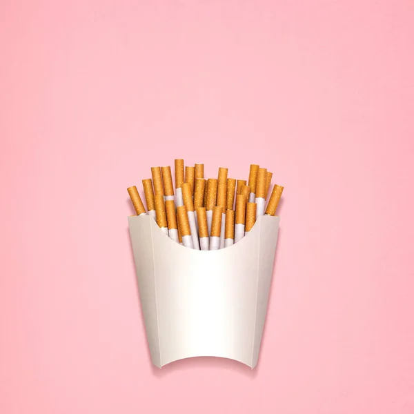 タバコ 紙の箱でフライド ポテトとして満載の概念のある静物 — ストック写真