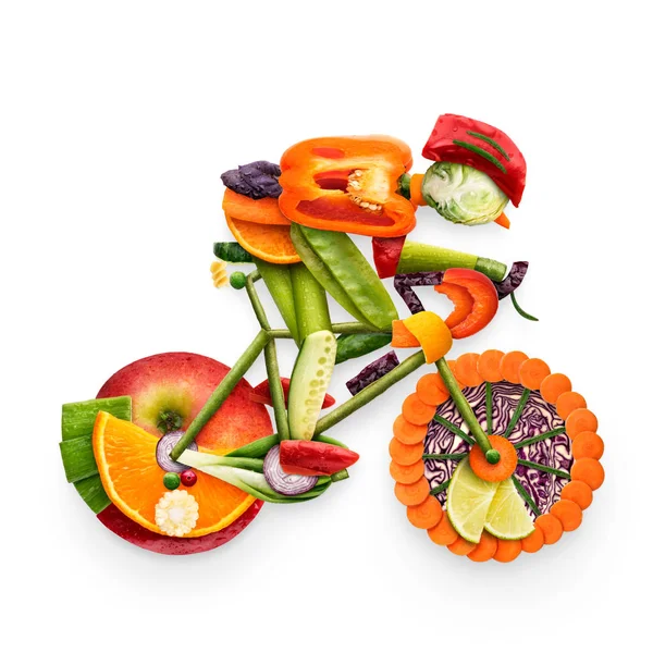 自転車に乗るサイクリストの健康食品の概念は 新鮮な野菜や果物 白で隔離 — ストック写真