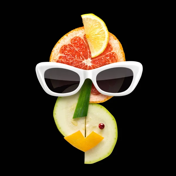立体派风格女性脸太阳镜古怪食物概念作出的黑色背景上的新鲜水果 — 图库照片