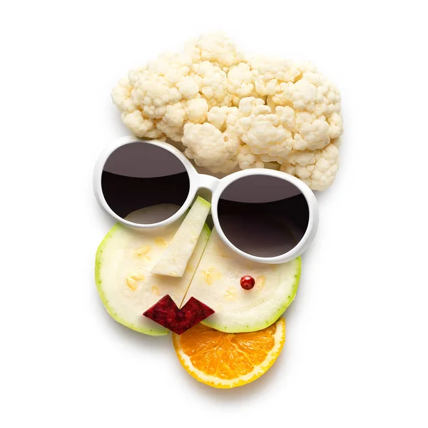 Жіноче Обличчя Сонцезахисних Окулярах Фруктів Овочів Ізольоване Білому — стокове фото