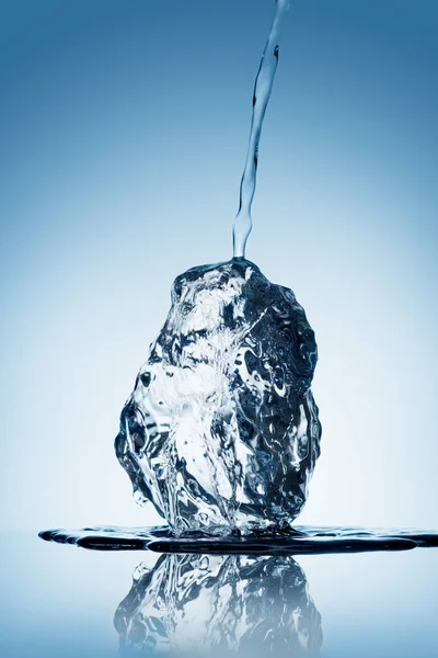 Wasser Ergießt Sich Auf Eisblock Der Auf Blauem Hintergrund Reflektiert — Stockfoto