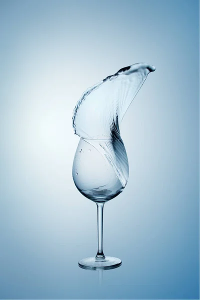 Água Salpicando Copo Vinho Alto — Fotografia de Stock