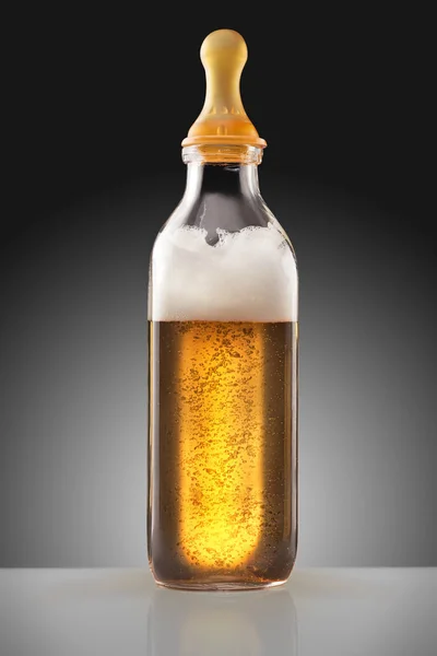 Eine Fütterungsflasche Mit Brustwarze Voll Bier Als Milchersatz Für Babys — Stockfoto