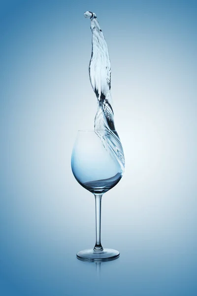 Vatten Stänk Ett Högt Vinglas — Stockfoto