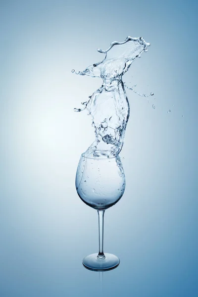 Agua Salpicando Una Copa Vino Alta — Foto de Stock