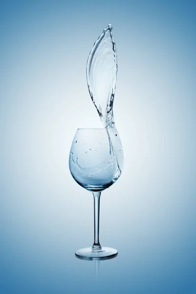 背の高いワイングラスの外で見る水しぶき — ストック写真