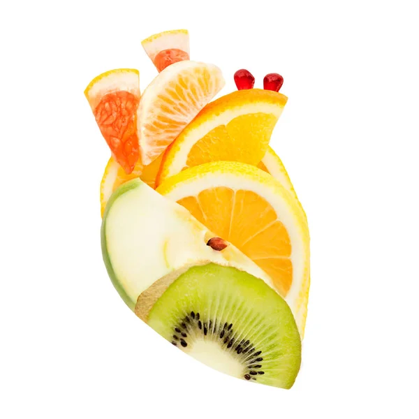 一个由水果 白色衬底上分离出人的心脏的食物概念 — 图库照片