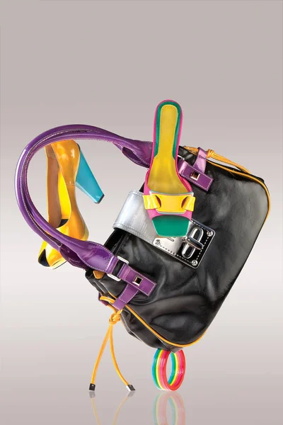 Blick Auf Eine Trendige Handtasche Und Ein Gelbes Damenschuh — Stockfoto