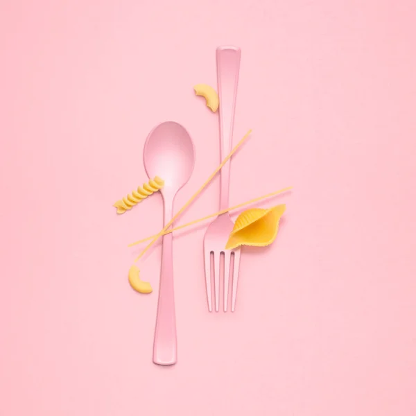 创意静物的叉子和勺子在午餐时间和原料面食送达 — 图库照片