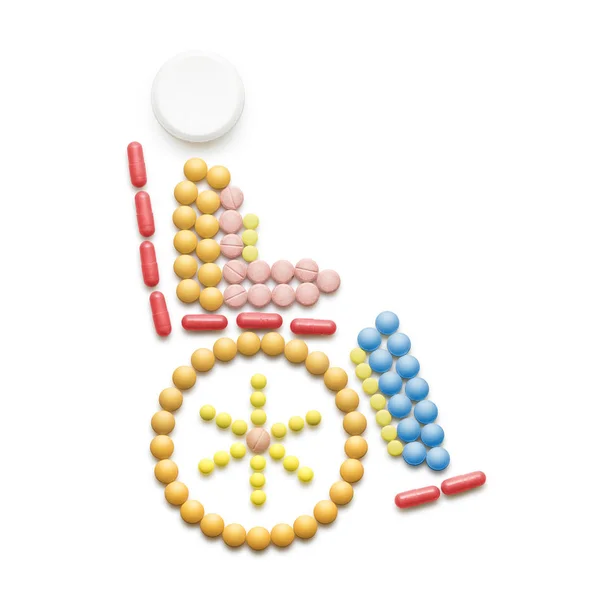 創造的な医学と薬のヘルスケアの概念と錠剤は 白で隔離 抽象的な車椅子無効なシンボル 車椅子に座っている障害者 — ストック写真