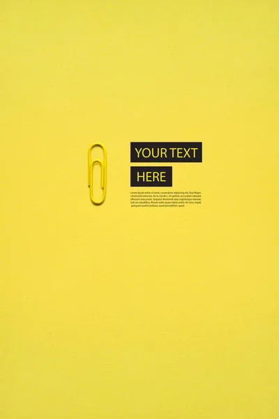 Kreatives Konzeptfoto Einer Büroklammer Auf Gelbem Hintergrund — Stockfoto