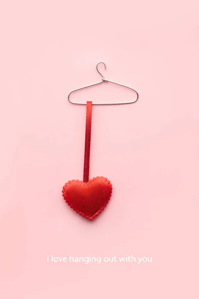 ピンクの背景にハンガーの心の創造的なバレンタイン コンセプト写真 — ストック写真