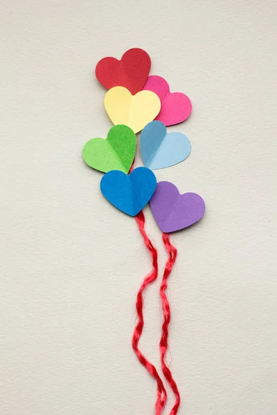 Creatieve Valentines Concept Foto Van Harten Als Ballonnen Grijze Achtergrond — Stockfoto
