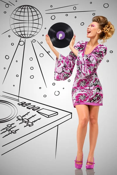 Bir retro vinil kayıt Dj mikser ve disko topu yarım yamalak gri arka plan üzerinde ellerini tutarak kulübünde clubbing moda hippi deejay renkli fotoğraf.