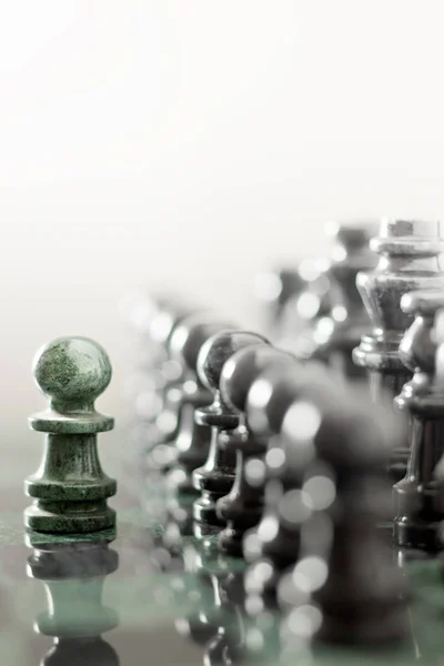 Ein Bauer Bleibt Gegen Volle Schachfiguren — Stockfoto