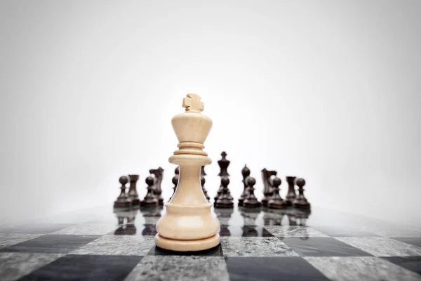 Das Aussagekräftige Foto Des Schachkönigs Der Vor Dem Satz Einer — Stockfoto