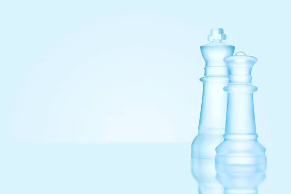 氷霜の王と女王 氷河のチェス盤に一緒に立っている最も強力な人物のチェスのゲームのコンセプト — ストック写真