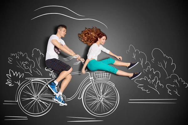 快乐情人节爱浪漫的情侣粉笔图纸背景故事概念 男性骑着他的女朋友在前台的自行车篮里 — 图库照片