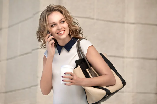 Piękna Kobieta Telefonu Trzyma Się Kawy — Zdjęcie stockowe