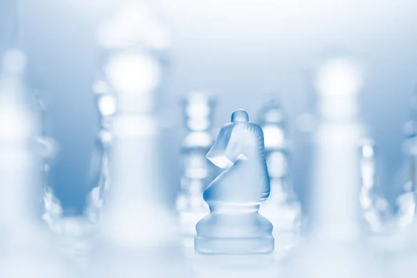 字の動きを作ってチェス盤の上の透明な騎士の概念的な写真 — ストック写真