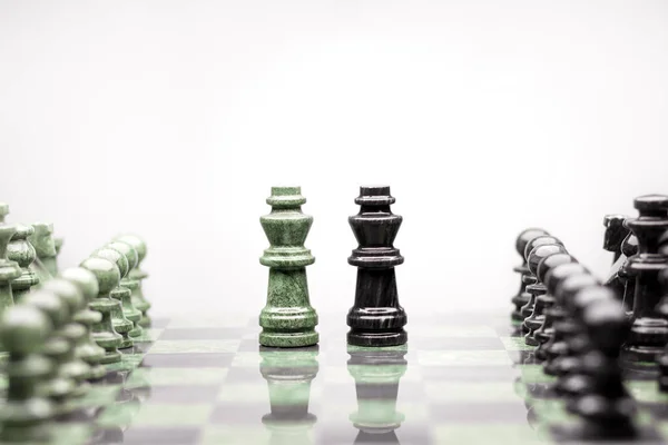 Složení Dvou Králů Mezi Řadách Šachové Figurky — Stock fotografie