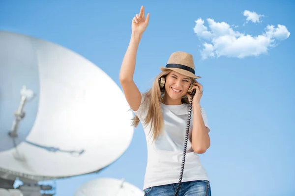 Jovem Feliz Chapéu Ouvindo Música Fones Ouvido Música Vintage Dançando — Fotografia de Stock