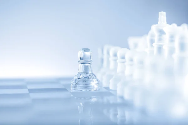 Einzelbauer Gegen Einen Vollen Satz Schachfiguren — Stockfoto