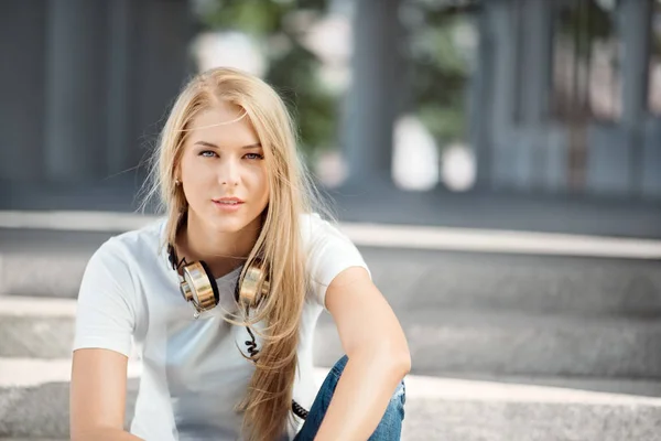 Beautiful Young Woman Vintage Music Headphones Her Neck Sitting Urban — Stock Photo, Image