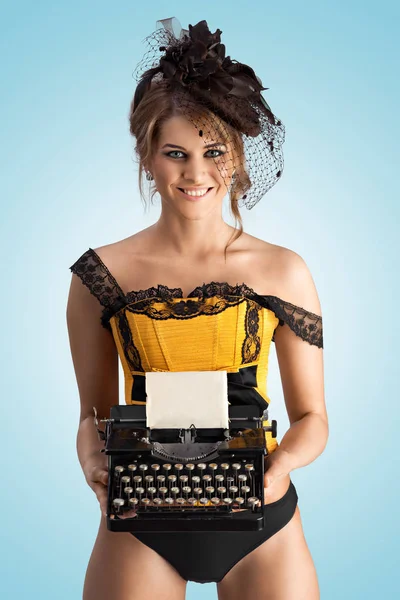 Een Foto Van Vrolijke Pin Meisje Vintage Korset Houden Schrijfmachine — Stockfoto