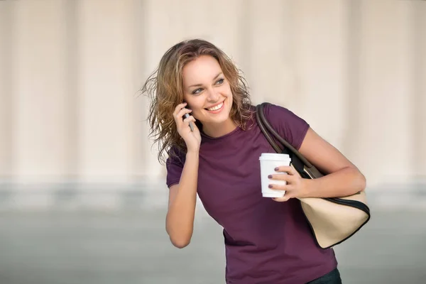 Красива Жінка Телефоном Тримає Чашку Кави — стокове фото