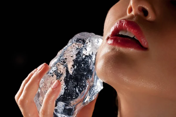 Parte Inferior Cara Una Mujer Frotando Cubo Hielo Cara — Foto de Stock