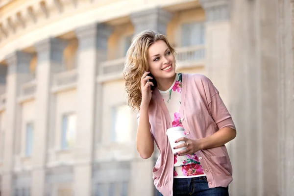 Una Hermosa Mujer Charlando Por Teléfono Sosteniendo Una Taza Café — Foto de Stock