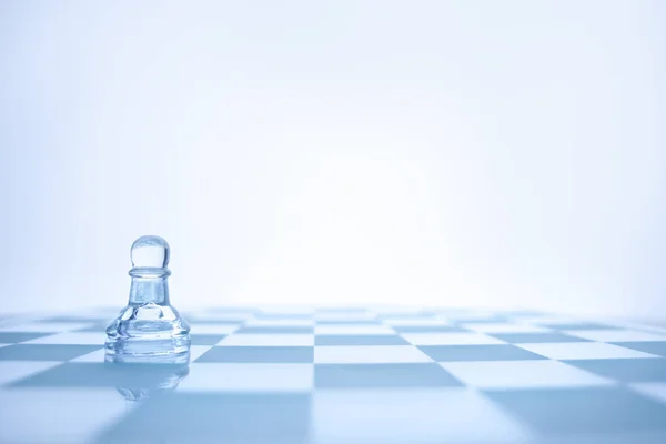 チェス盤の上の Loenely ガラスのポーンの概念的な写真 — ストック写真