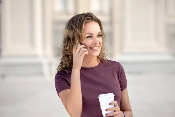 Uma Mulher Bonita Com Telefone Segurando Uma Xícara Café Take — Fotografia de Stock