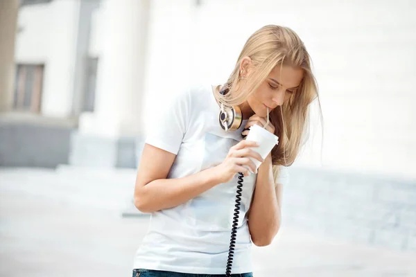 Mulher Bonita Com Fones Ouvido Música Vintage Torno Seu Pescoço — Fotografia de Stock