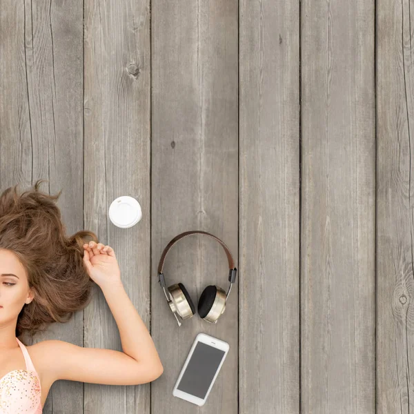 Mooie Jonge Vrouw Ondergoed Liggend Houten Vloer Met Muziek Hoofdtelefoon — Stockfoto